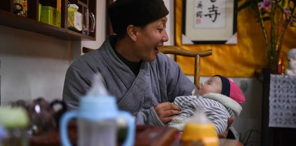 凤凰晚报|“和尚爸爸”的另一面：犯色戒被寺庙开除，与被救助孕妇恋爱