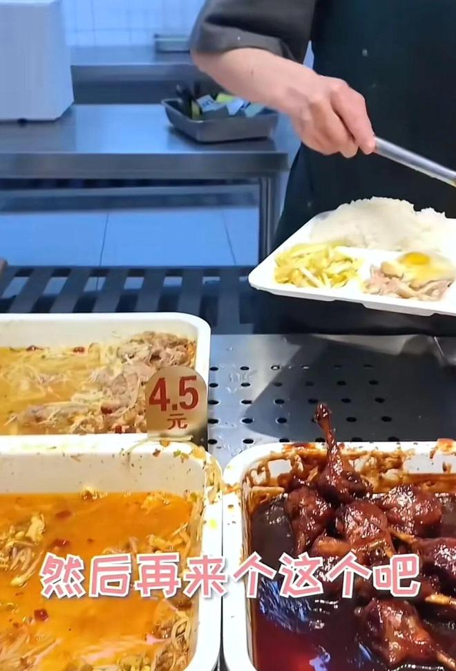 女大学生觉得2000生活费不够用，拍下每日消费给老妈看，但网友却炸锅了！_女大学生觉得2000生活费不够用	，拍下每日消费给老妈看，但网友却炸锅了！_