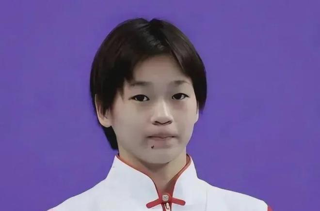 _全红婵回母校演讲翻车！穿搭坐姿被吐槽	，校长也姓“全”身份被扒_全红婵回母校演讲翻车！穿搭坐姿被吐槽，校长也姓“全	”身份被扒