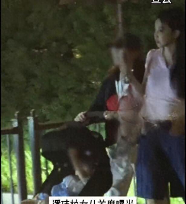 潘玮柏夫妇携女儿现身上海迪士尼，一家三口幸福美满