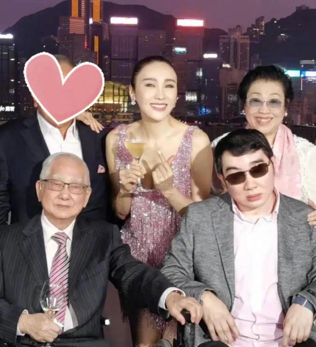 黎姿晒庆生照惹争议，家庭合照细节诡异	，老少恋婚姻还疑出状况__黎姿晒庆生照惹争议，家庭合照细节诡异，老少恋婚姻还疑出状况