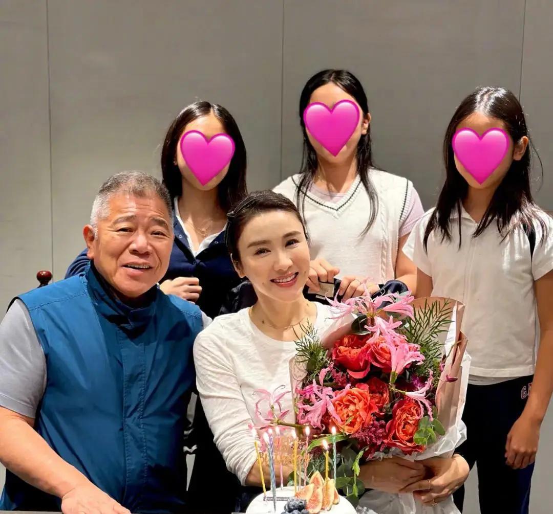 _黎姿晒庆生照惹争议，家庭合照细节诡异，老少恋婚姻还疑出状况_黎姿晒庆生照惹争议	，家庭合照细节诡异，老少恋婚姻还疑出状况
