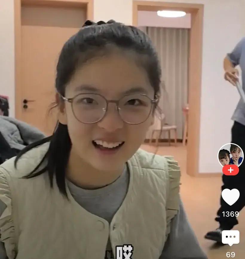 王大艺：初中就带上了眼镜	，身材发胖 体型差 网友：父母失职 钻钱眼__王大艺：初中就带上了眼镜，身材发胖 体型差 网友：父母失职 钻钱眼