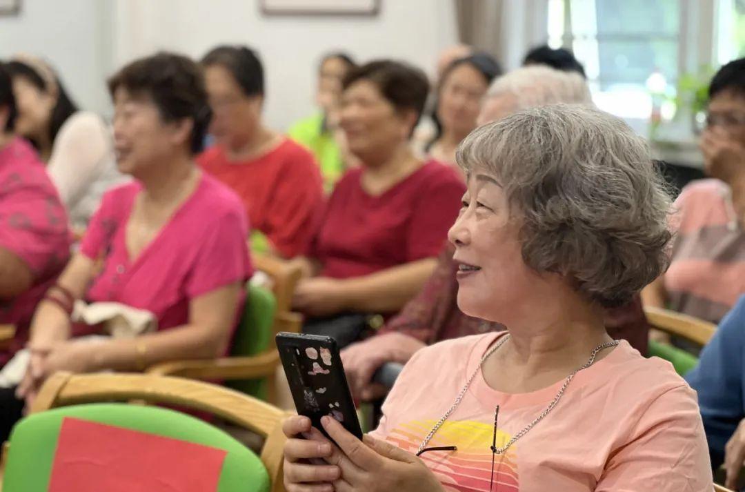 _文艺汇演走进长者照护之家	，“家门口”解锁幸福养老_文艺汇演走进长者照护之家，“家门口”解锁幸福养老