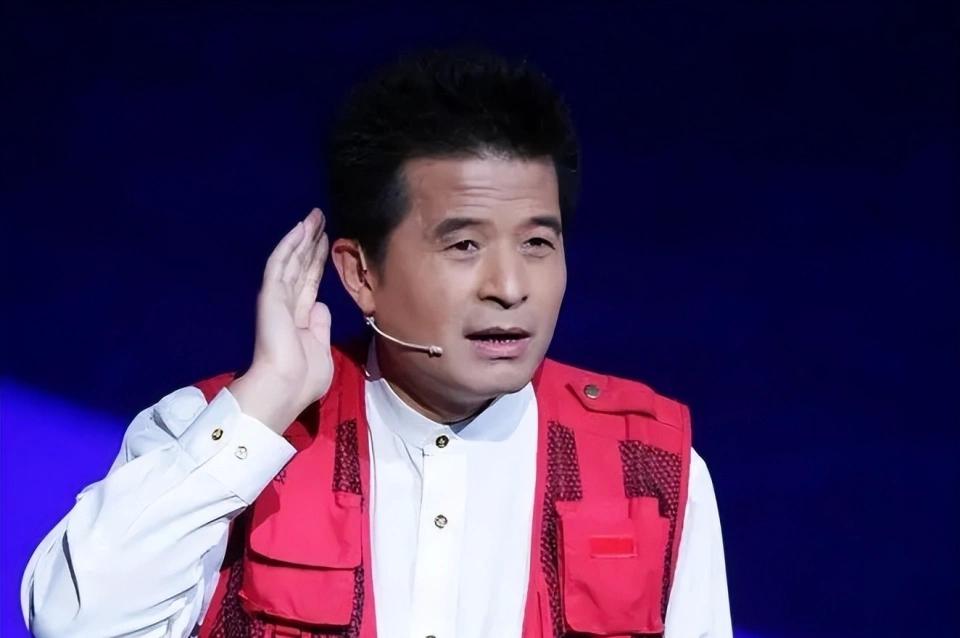 草帽姐证实 65 岁毕福剑老来得子，引发网友热议