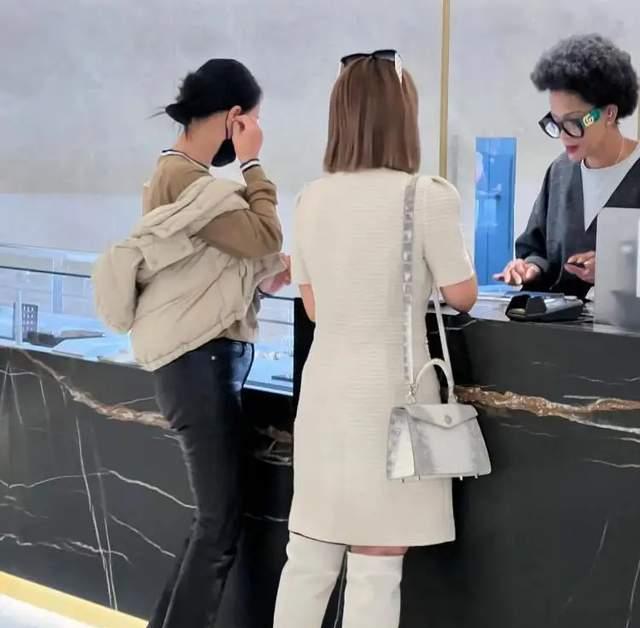 乐坛一姐那英现身英国伦敦哈罗德百货，皮肤白皙紧致保养佳
