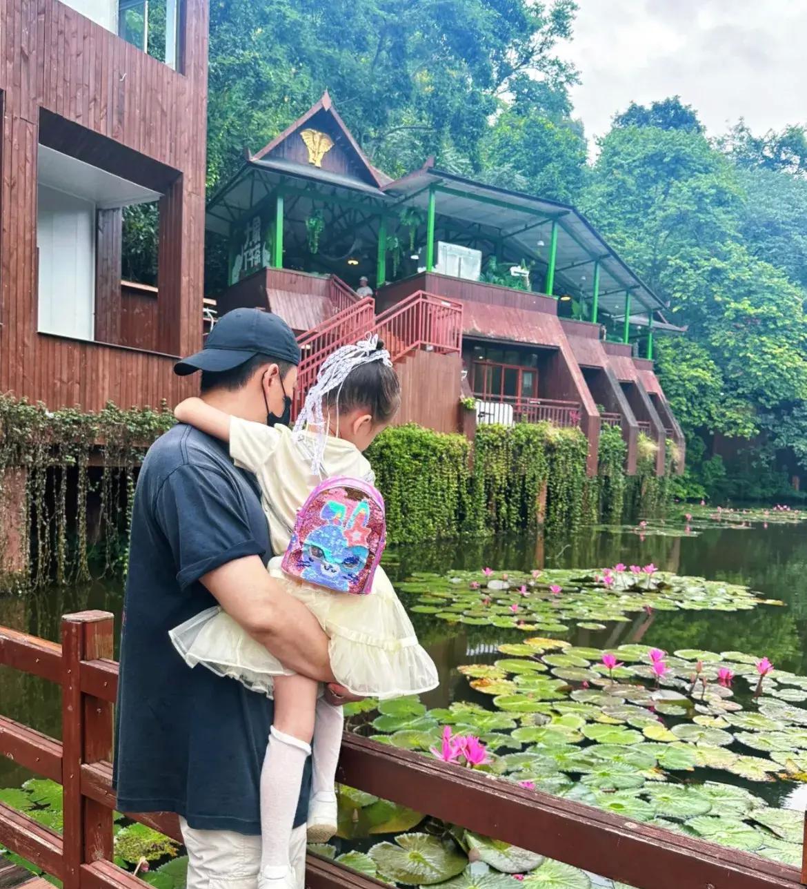 _张馨月晒一家三口出游，林峯十足宠女狂魔，4岁格格露正脸像爸爸_张馨月晒一家三口出游	，林峯十足宠女狂魔，4岁格格露正脸像爸爸