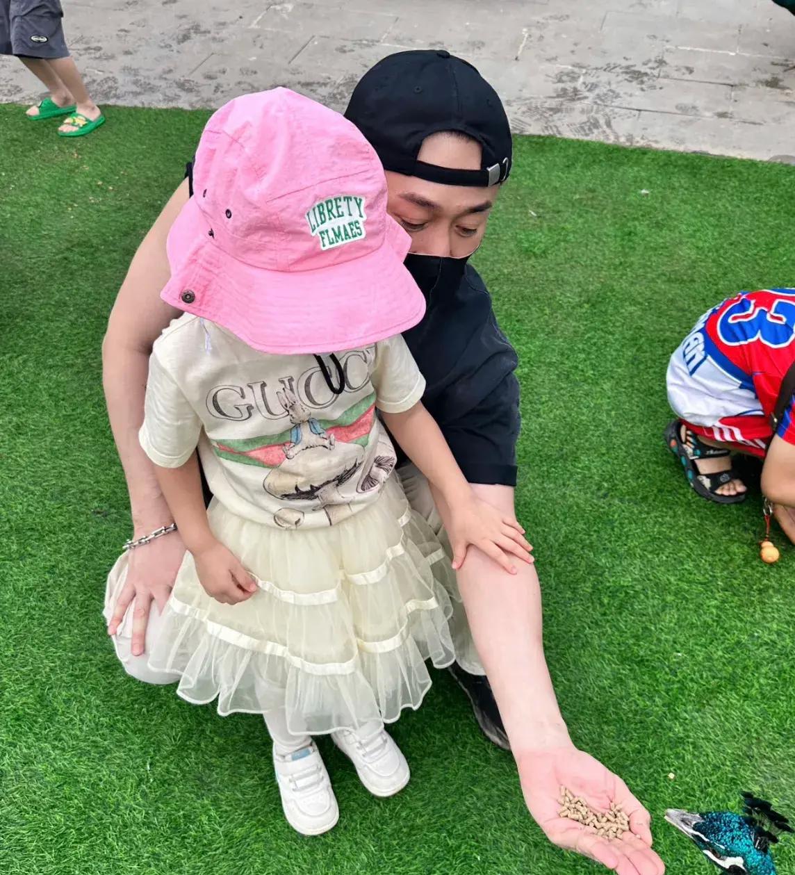 张馨月晒一家三口出游，林峯十足宠女狂魔，4岁格格露正脸像爸爸_张馨月晒一家三口出游	，林峯十足宠女狂魔，4岁格格露正脸像爸爸_