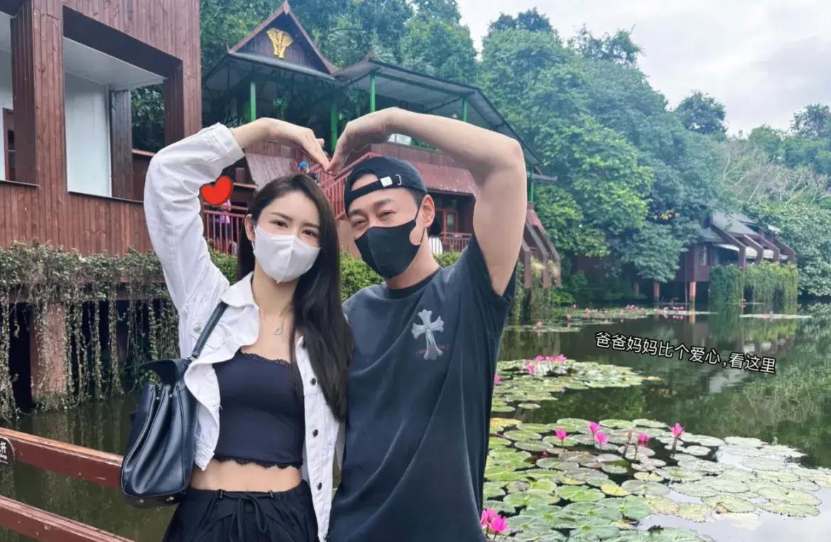 张馨月晒一家三口出游，林峯十足宠女狂魔，4岁格格露正脸像爸爸_张馨月晒一家三口出游	，林峯十足宠女狂魔，4岁格格露正脸像爸爸_