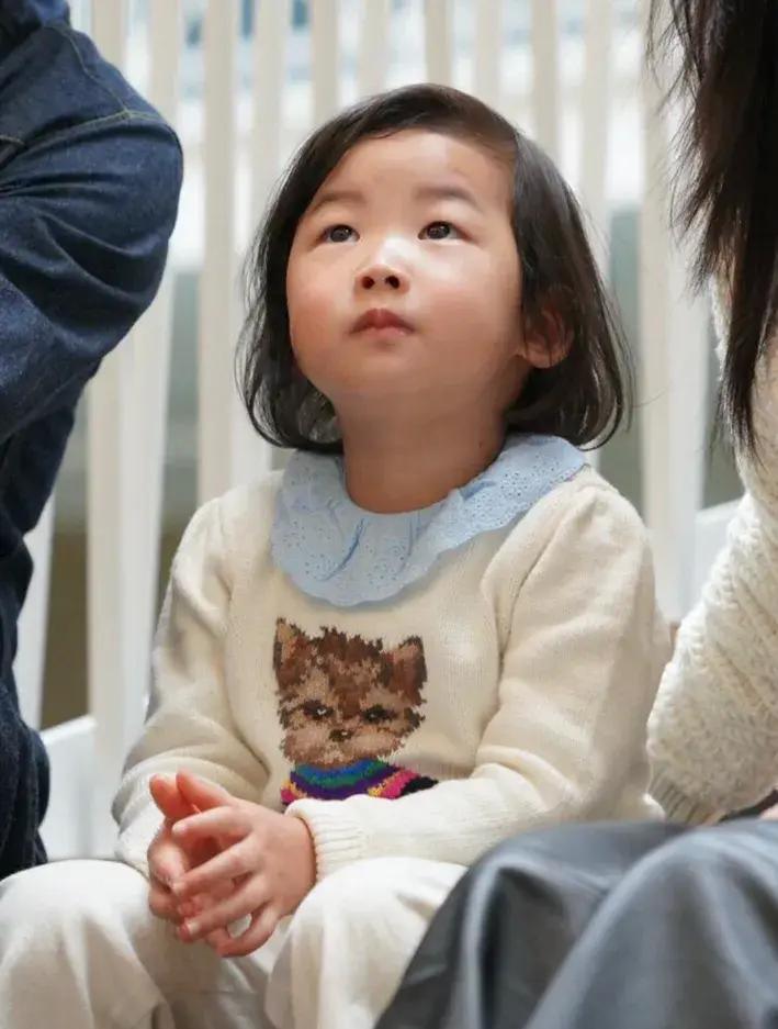 朱珠一家三口逛博物馆，3岁女儿活泼可爱	，模样很像爸爸王昀佳_朱珠一家三口逛博物馆，3岁女儿活泼可爱，模样很像爸爸王昀佳_
