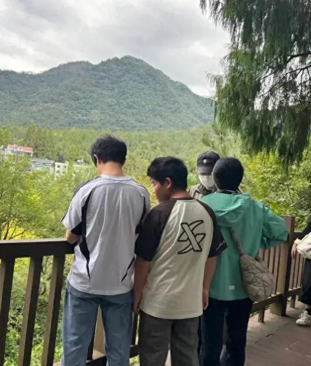 国庆假期沙溢胡可一家四口国清寺出游，温馨有爱画面曝光