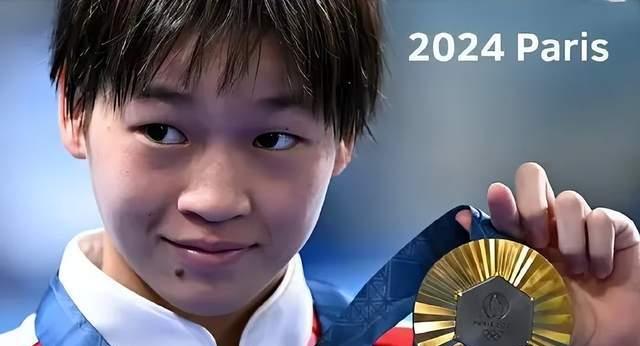 全红婵获两枚金牌后衣锦还乡，穿潮牌却遭质疑，私人行程被泄露引关注