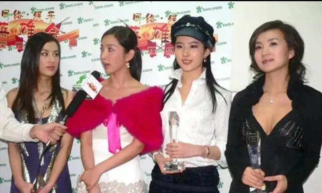 _杨子当众吐槽黄圣依脚_黄圣依杨子牵手