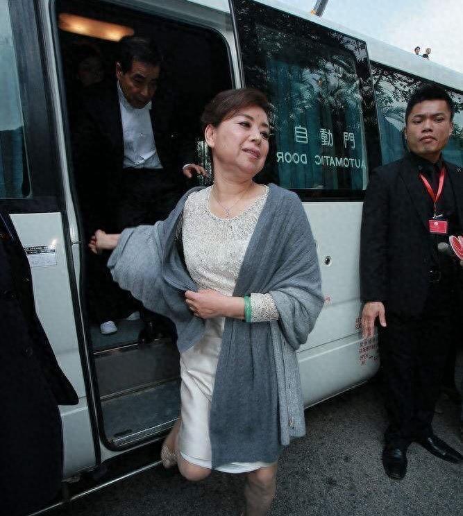 吃瓜网站：郭晶晶与霍家故事常被热议，其母范玉梅默默付出鲜被提及