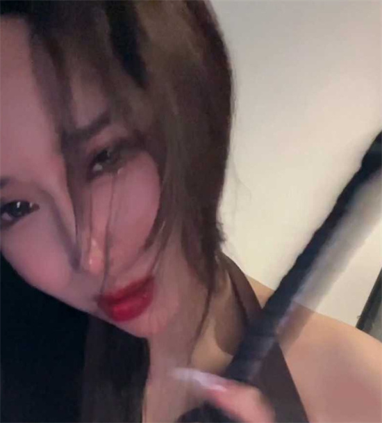 网易cc小恩雅独家定制黑丝诱惑，男友视角看小恩雅爬行  第1张