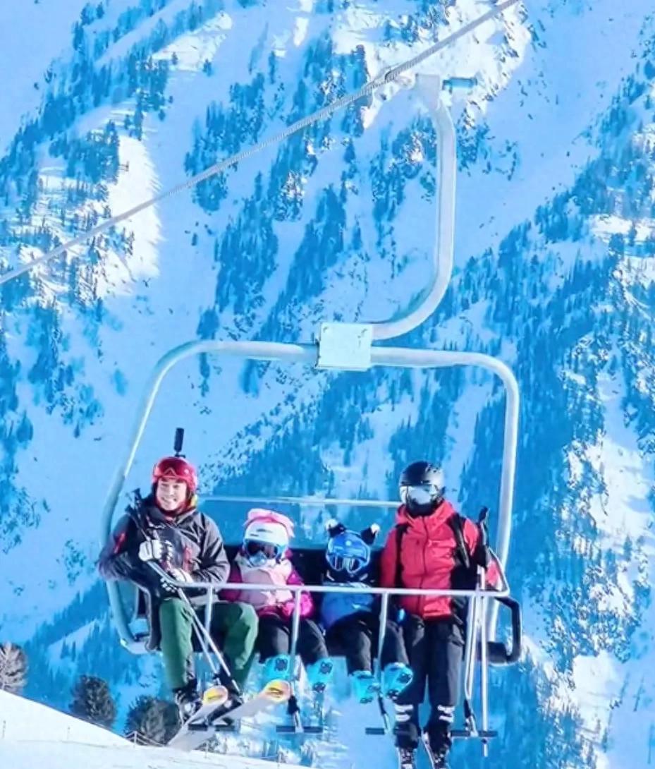 吃瓜网：撒贝宁一家四口新疆滑雪场温馨同框，龙凤胎子女可爱亮相
