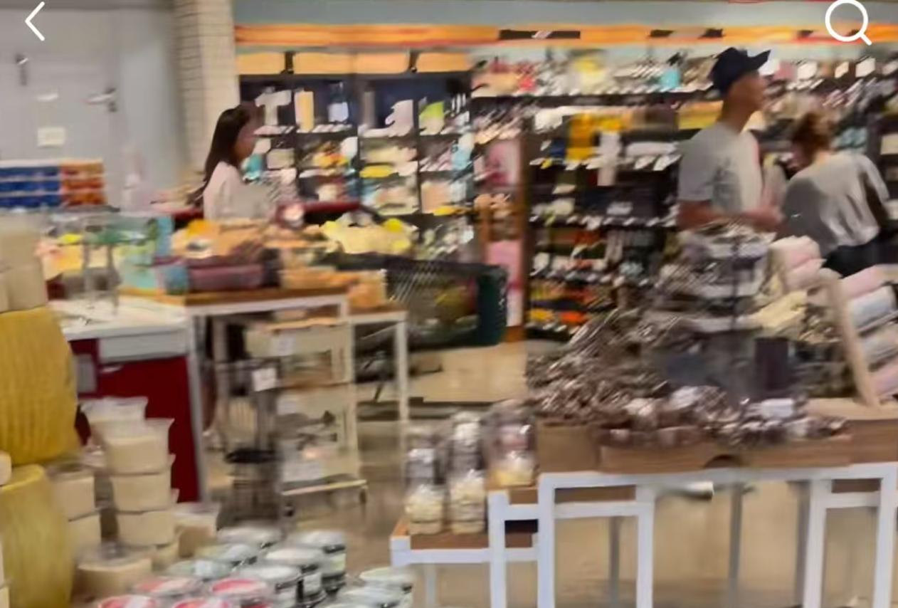 徐静蕾黄立行美国逛超市	，她推购物车跟男友身后，皮肤黝黑很健康_徐静蕾黄立行美国逛超市，她推购物车跟男友身后	，皮肤黝黑很健康_