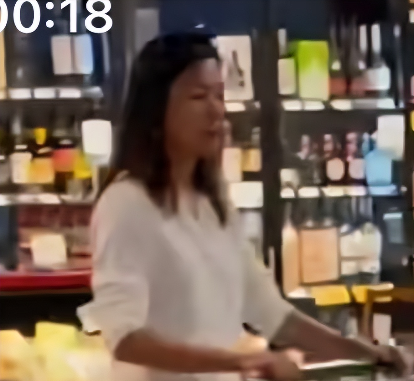 徐静蕾黄立行美国逛超市	，她推购物车跟男友身后，皮肤黝黑很健康_徐静蕾黄立行美国逛超市，她推购物车跟男友身后	，皮肤黝黑很健康_