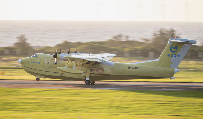 AG600“鲲龙”飞机批产第三架机完成生产试飞