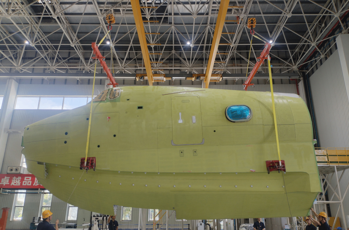 AG600“鲲龙”飞机批产第四架机机头大部件交付通飞华南