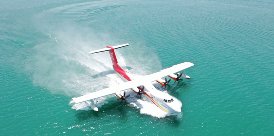 AG600“鲲龙”飞机在水上滑行