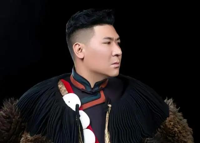 吃瓜落：彝族歌手彝品小米突发心脏病去世，年仅37岁，长期熬夜或为诱因