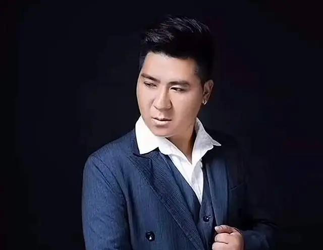 37岁演员“彝品小米	”去世！疑长期熬夜导致，遗体摆木板上太可怜__37岁演员“彝品小米”去世！疑长期熬夜导致，遗体摆木板上太可怜