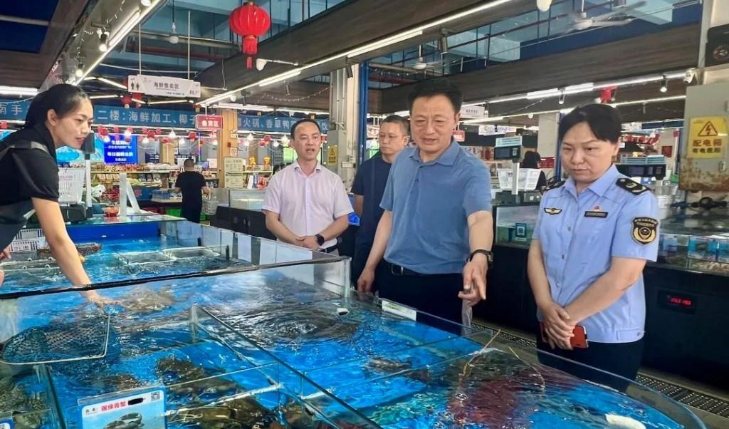 海南省委常委、三亚市委书记王祺扬以“四不两直”方式深入三亚市部分重点场所、重点部位，检查督导“五一	”假期旅游市场和安全生产工作	。 三亚发布 图