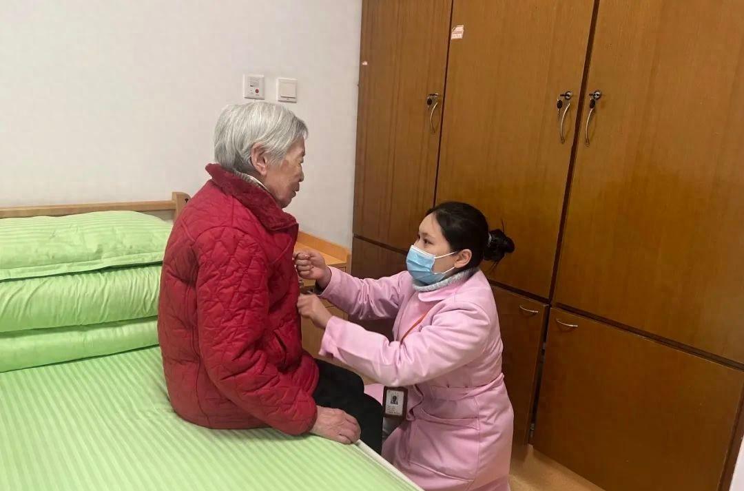 黑社料下载：上海杨浦养老院护理员坚守岗位，春节不回家为高龄老人提供专业照护