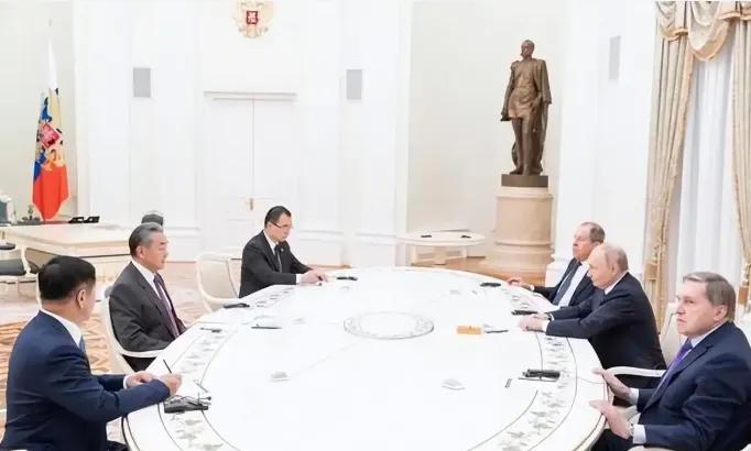 黑料社区：乌克兰危机僵局特朗普挑衅普京之际，王毅访俄中俄友谊新进展