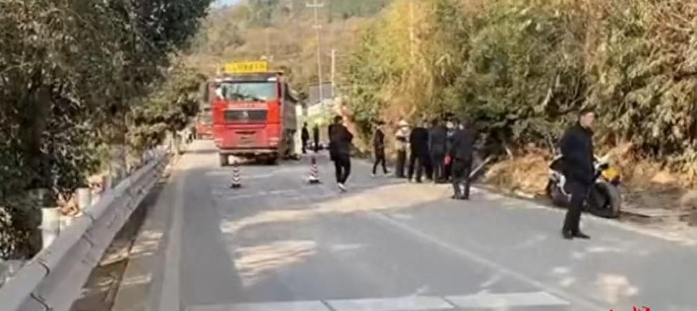 黑料380cc：机车博主‘波哥’成都龙泉山车祸身亡，警方正在处理事故现场