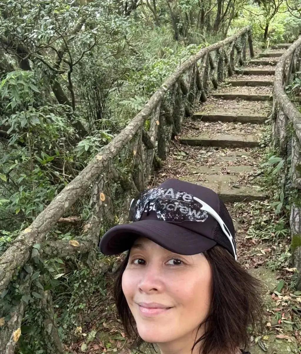 吃瓜群众：59岁刘嘉玲素颜爬山照曝光，网友热议不老女神健康生活态度
