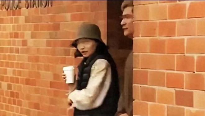 悉尼逆行车祸事件后续：23岁华裔女财富来源成谜	，身份背景疑被扒__悉尼逆行车祸事件后续：23岁华裔女财富来源成谜，身份背景疑被扒