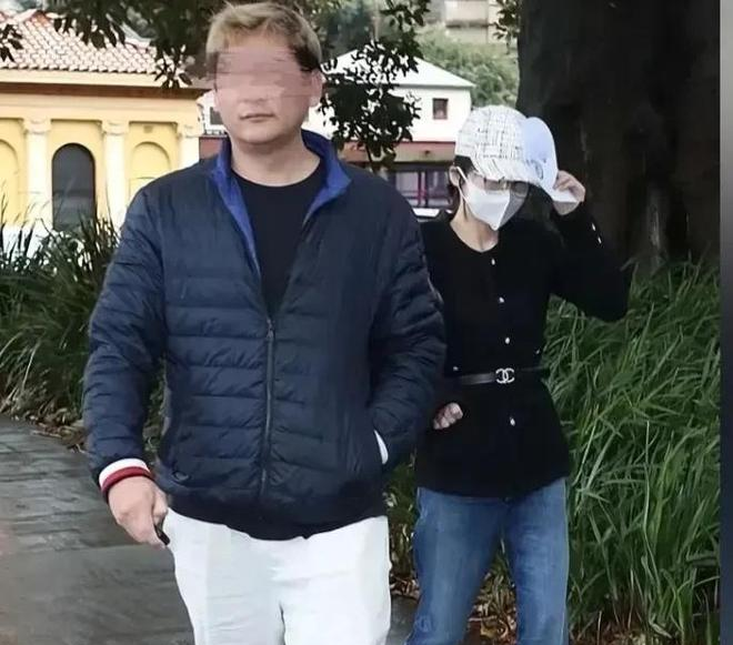 悉尼逆行车祸事件后续：23岁华裔女财富来源成谜	，身份背景疑被扒__悉尼逆行车祸事件后续：23岁华裔女财富来源成谜，身份背景疑被扒