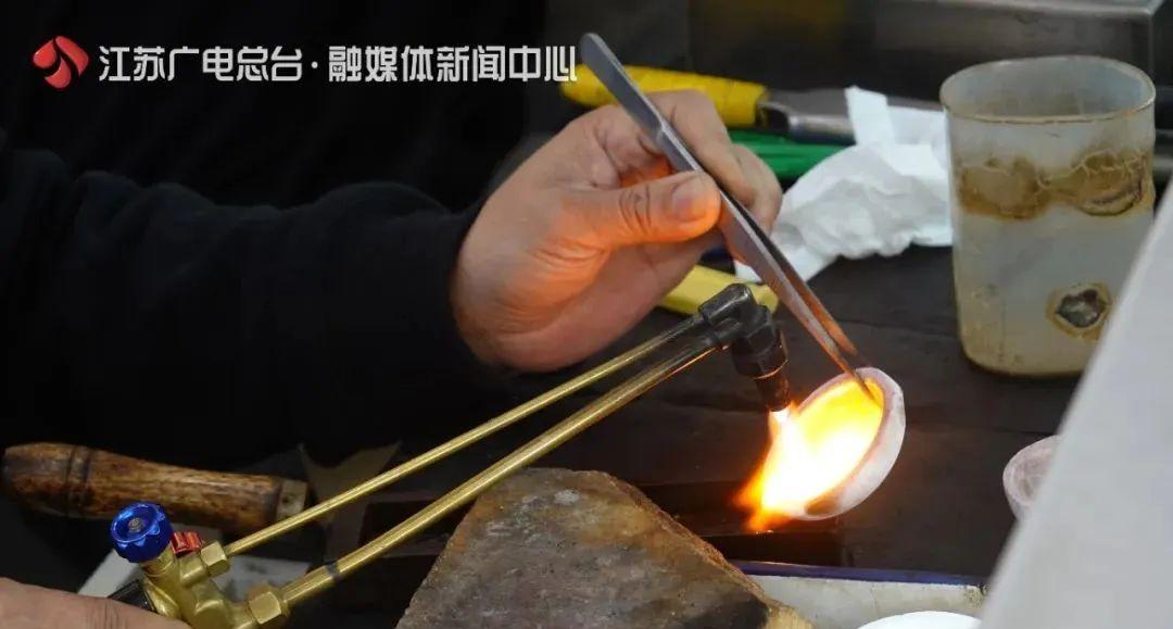 价格狂飙！老师傅忙得团团转，预约排到2个月后，大量年轻人涌入……_价格狂飙！老师傅忙得团团转	，预约排到2个月后，大量年轻人涌入……_