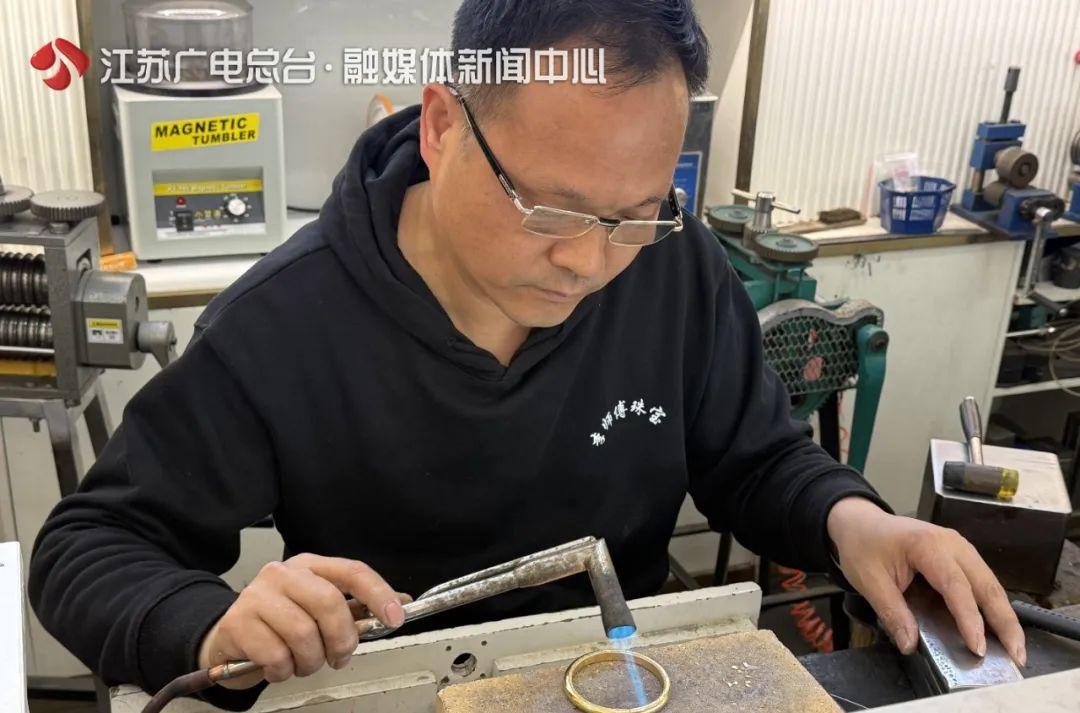 价格狂飙！老师傅忙得团团转，预约排到2个月后	，大量年轻人涌入……_价格狂飙！老师傅忙得团团转，预约排到2个月后，大量年轻人涌入……_