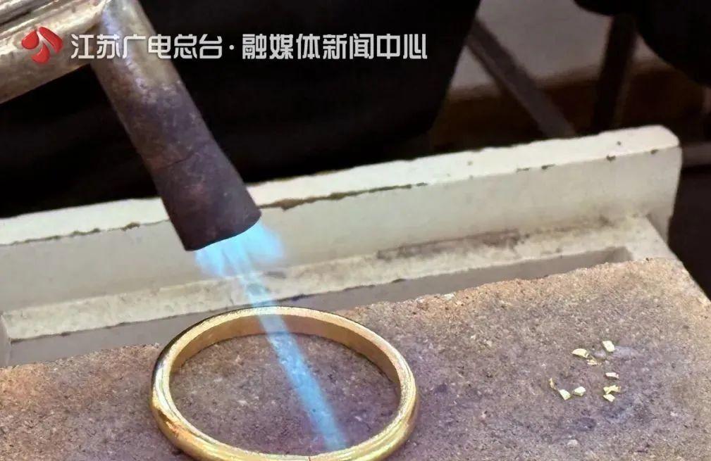 价格狂飙！老师傅忙得团团转	，预约排到2个月后，大量年轻人涌入……__价格狂飙！老师傅忙得团团转，预约排到2个月后	，大量年轻人涌入……