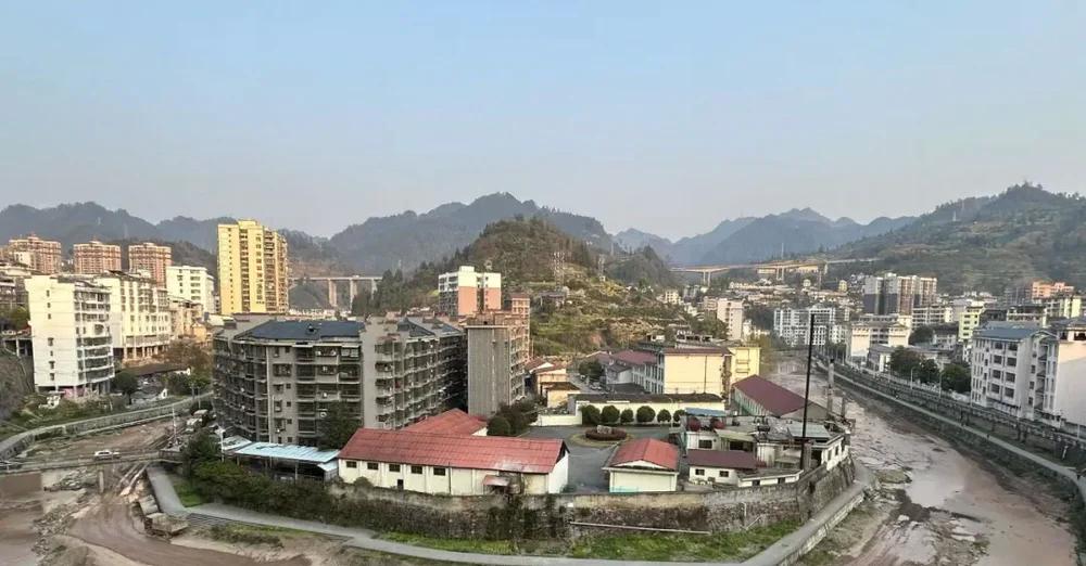 吃瓜表情包：中部小县高铁站游记：山城新貌与古朴生活的完美交融