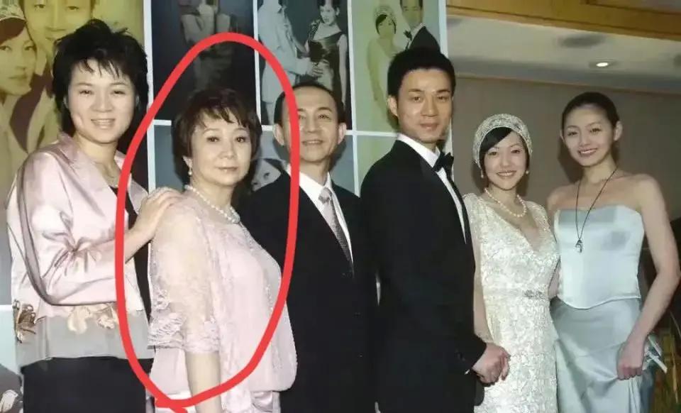 S家族许雅钧的神奇“隐身术”，出钱运送大S骨灰成为他的人生高光时刻，小S就这样被老公拿捏住命门_S家族许雅钧的神奇“隐身术”	，出钱运送大S骨灰成为他的人生高光时刻，小S就这样被老公拿捏住命门_