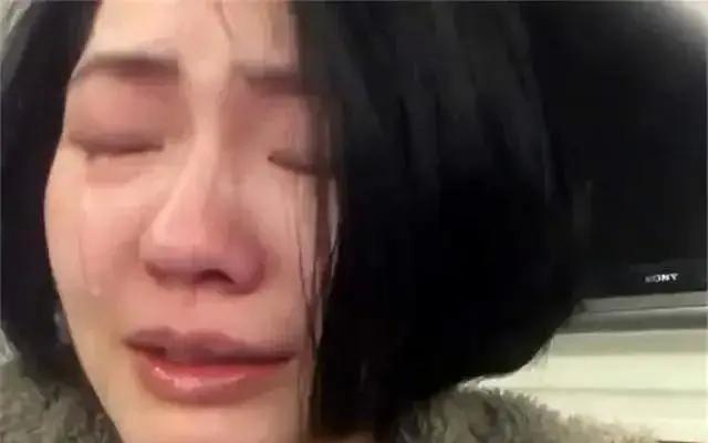 S家族许雅钧的神奇“隐身术	”，出钱运送大S骨灰成为他的人生高光时刻，小S就这样被老公拿捏住命门_S家族许雅钧的神奇“隐身术”	，出钱运送大S骨灰成为他的人生高光时刻，小S就这样被老公拿捏住命门_