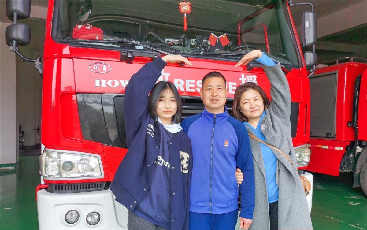 黑料福利：湖北荆州消防员张军与女儿共度难忘生日，消防站内意外生日会温暖人心
