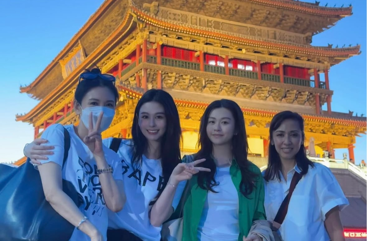 邱淑贞母女仨游西安古城，56岁妈妈戴口罩靓过女儿	，沈日颜值逆袭__邱淑贞母女仨游西安古城，56岁妈妈戴口罩靓过女儿，沈日颜值逆袭
