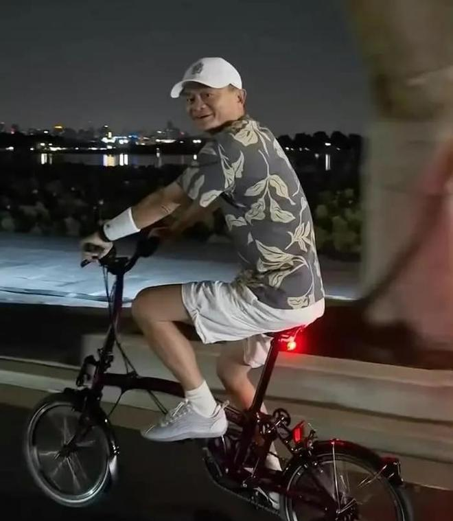 吃瓜群：8 月 14 日蚂蚁集团股权变动，普通人为何别共情资本家？