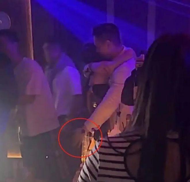 老公夜店摸臀她却率闺蜜团点赞？半独立半封建的港女们请别再卑微__老公夜店摸臀她却率闺蜜团点赞？半独立半封建的港女们请别再卑微