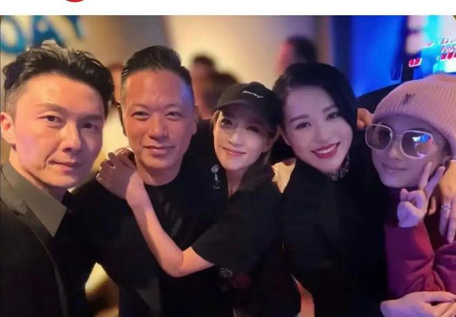 老公夜店摸臀她却率闺蜜团点赞？半独立半封建的港女们请别再卑微__老公夜店摸臀她却率闺蜜团点赞？半独立半封建的港女们请别再卑微