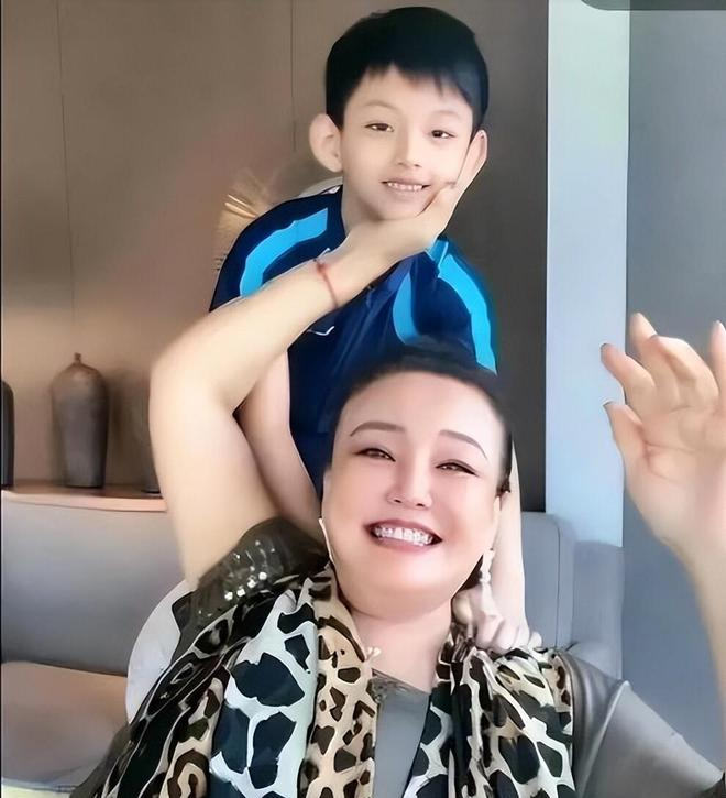 _为孙低头！张兰喊话S家停战	，小S转移资产消费亡姐遭全网抵制_为孙低头！张兰喊话S家停战，小S转移资产消费亡姐遭全网抵制